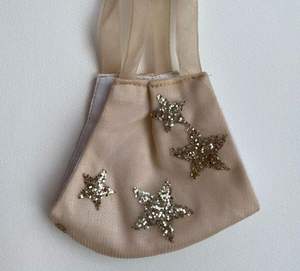 Masque pour femme de créateur avec broderie exquise à la main Accessoires pour le visage alliant confort et style tendance pour l'extérieur - Product Image 1