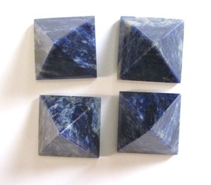 Pyramide de Sodalite, disponible en 6mm, le meilleur soudeur de la série Sodalite, à vendre - Product Image 1
