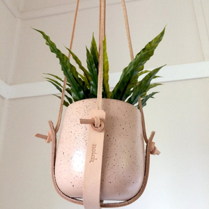 Elegante y Hermoso Soporte para Plantas de Cuero de Alta Calidad - Product Image 1