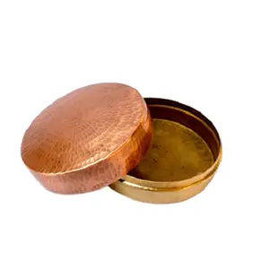 Pemasok grosir desain terbaru wadah Chapati kuningan padat dengan tutup tembaga dipalu kotak Roti bentuk bulat