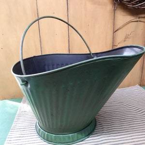 Seau à charbon en métal au design élégant avec une finition argentée élégante Parfait pour les accessoires de jardin et le stockage du bois du foyer - Product Image 4