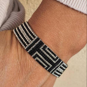 Pulsera tejida a mano con cuentas de Miyuki negras y plateadas, la felicidad hecha a mano. - Product Image 1