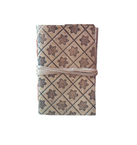 Diario de cuero vintage con textura floral en relieve y diseño clásico de tapa dura con acento de rayas para uso comercial y de oficina - Product Image 1