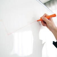 Un matériau mural magnétique haute performance qui peut être effacé au marqueur pour tableau blanc et fixé avec un aimant.