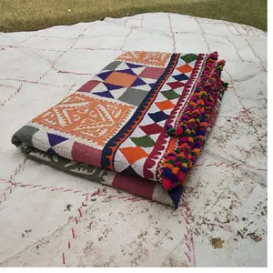 Старые, винтажные, племенные одеяла kantha, доступные в различных стилях и узорах, подходят для домашних магазинов