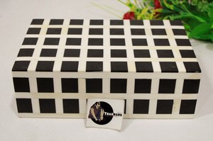 Joyero geométrico en resina negra con diseño de línea blanca y forma cuboide para almacenamiento y embalaje de regalos y regalos - Product Image 2