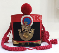 Casque d'armure médiévale en cuir classique de couleur noire et rouge incroyable casque d'officier de bonne chance