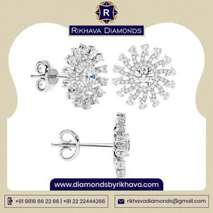 Belles boucles d'oreilles en or blanc 10 carats avec diamant de conception solitaire de haute qualité du fabricant Maharashtra - Product Image 4