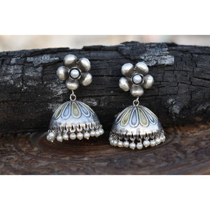 Dernière mode, boucles d'oreilles créoles en laiton doré mat faites à la main, jhumka pour filles et femmes - Product Image 1