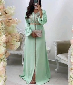 -STYLISH--TRENDY-NEW-CAFTAN vestido con impresionantes. Embellecida en cuentas de vidrio cristal piedra trabajo. FOR--PARTY-WEAR de boda. 2021 - Product Image 1