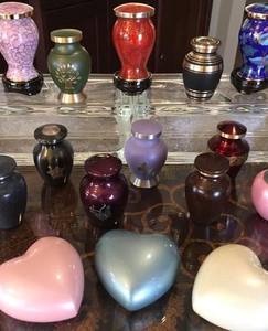 Urna funeraria de latón grabada en rojo de Brassworld India para cenizas de adultos para conmemoraciones y recuerdos - Product Image 4