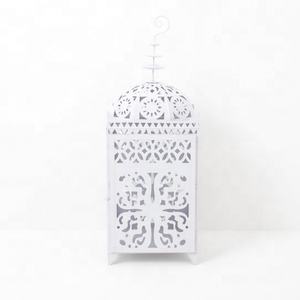 Fourniture en gros d'accessoires cadeaux, pièce maîtresse de bougie blanche en métal pour la décoration de mariage lanterne du fabricant indien - Product Image 3