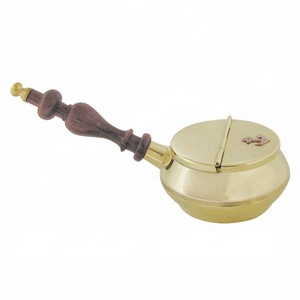 Cendrier en laiton antique avec manche en bois - Product Image 1