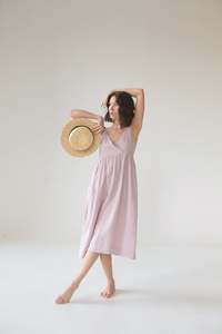 Robe d'été formelle unie en crêpe à col en V et fines bretelles, taille naturelle, coupe droite ample, longueur genou, respirante - Product Image 2