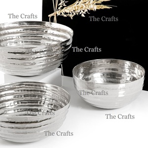 Juego de tres tazones para servir comida de diferentes tamaños, de aluminio color plata, decorativos y de calidad superior. - Product Image 2
