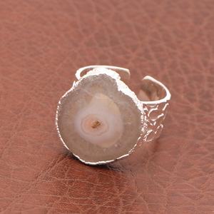 Anillo de cuarzo solar natural hecho a mano al por mayor, joyería de piedras preciosas ajustable de una sola piedra, incrustaciones de fiesta de estilo clásico para niñas y mujeres - Product Image 1