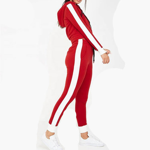 Ensemble de survêtement rouge à capuche pour femme avec bandes latérales blanches, manches longues, coupe ajustée, longueur cheville, tenue sportive tricotée deux pièces - Product Image 1