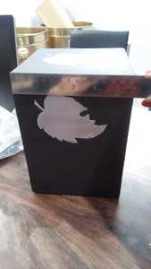 Urna Funeraria de Estilo Americano para Adultos, de Latón Grabado con Hoja Plateada, Color Negro - Product Image 3