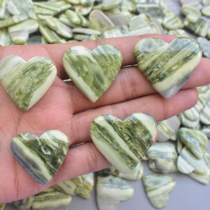 Forme de cœur Serpentine couleur verte, Cabochon en pierre précieuse verte, bouffante, en forme de cœur, vente en gros - Product Image 1