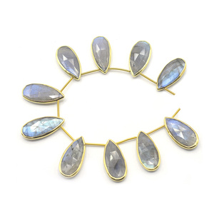 Labradorite 26 à 28 MM forme poire lunette en argent plaqué or côté supérieur percé 10 perles brin - Product Image 1