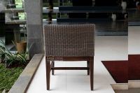 Chaise de jardin minimaliste en teck massif, élégante et écologique, Connor, avec accoudoirs confortables, pour l'extérieur, l'intérieur, le salon, l'hôtel, l'entrepôt