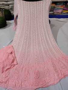 Robe traditionnelle Chikanwork Anarkali avec un travail manuel fin et une broderie Chikankari exquise pour les mariages et les fêtes - Product Image 2