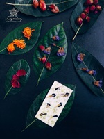 Produit phare : Délicieuse barre chocolatée multicolore aux fleurs et aux noix pour un cadeau de la Saint-Valentin