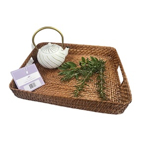Bandeja de servicio de ratán hecha a mano Acabado natural Perfecto para la decoración elegante del hogar y utensilios de cocina Vajilla - Product Image 1