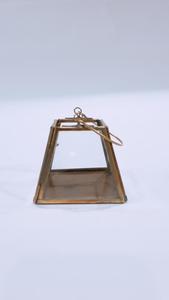 โคมไฟแก้วโลหะทรงหกเหลี่ยมพร้อมลวดลายลายนูนกรอบสีทองตกแต่งบ้าน - Product Image 4