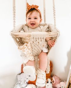 Hermosa columpio para bebé hecho a mano en color beige, decoración minimalista para bebé, regalo para baby shower, silla para niños pequeños. - Product Image 1
