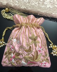 กระเป๋า POTLI สีชมพูเด็กทำงานสีทองที่สวยงาม LATCAN และเย็บปักถักร้อยสไตล์ ZARI บนผ้าไหมสำหรับงานปาร์ตี้และงานแต่งงาน @ 2022 - Product Image 1