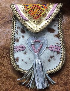 Funda para Móvil con Diseño Étnico Indio Único para Mujer, con Decoración de Perlas, Cuero Genuino, Duradero y Ecológico - Product Image 1