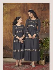 Atractivo Traje de Fiesta de Diseño, Anarkali Largo de Lino, Cosido con Trabajo Elaborado, Color Amarillo, Ropa India para Mujer en Surat - Product Image 2