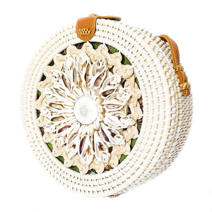 Sac rond en coquillages faits à la main, sac à main en rotin avec bandoulière en cuir, longue poignée, entièrement fait à la main - Product Image 1