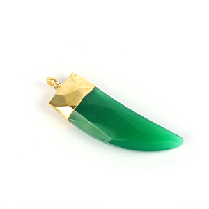 Colgante de punta de rodio chapado en oro y rodio con Diente de colmillo de gota de cuerno facetado de ónix verde con dijes de piedras preciosas galvanizadas - Product Image 1
