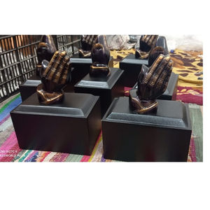 Urna funeraria de mano rezando de latón marrón oscuro Suministro de metal de estilo americano para adultos de Brassworld India - Product Image 1