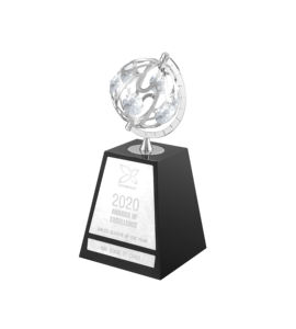 Crystocraft Trophée en cristal de fer chromé personnalisé avec globe décoré de souvenirs de prix de cristaux taillés en brillant - Product Image 3