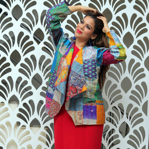 Chaqueta de talla grande Vintage acolchada Kantha Silk Patchwork Reversible Bohemian Shrug-Bordado a mano - Product Image 1