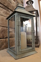 Lanterne à bougie décorative vintage en métal galvanisé et verre, faite à la main, tailles et logo personnalisables pour la maison, les mariages et les événements