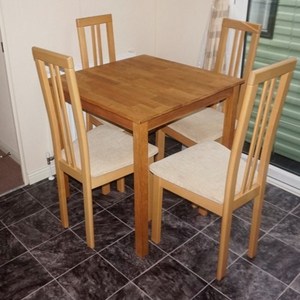 Ensemble de 4 tables et chaises de salle à manger en bois massif au design moderne pour hôtel ou restaurant - Product Image 3