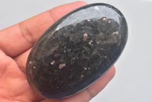 Piedra de Nuummite Natural de Alta Calidad, Gema Negra de 15.5 Pulgadas/38cm, Piedra Suelta para Joyería - Product Image 4