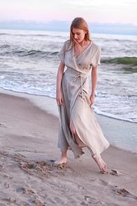 Robe en lin brodée tendance et élégante pour femme, grise, col en V, boutonnée, manches mi-longues, longueur ras du sol, coupe naturelle - Product Image 4