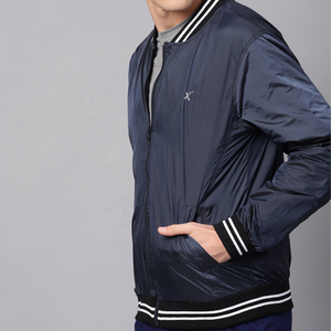 Chaqueta Bomber de satén de alta calidad para hombre al por mayor, estilo deportivo azul marino a prueba de viento personalizado con cuello con capucha para invierno - Product Image 4