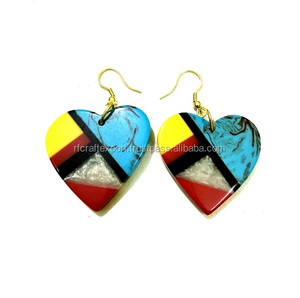 Pendientes de corazón de resina hechos a mano indios forma de corazón verde esmeralda corazones resina - Product Image 2