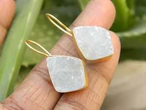 Boucles d'oreilles en argent sterling 92,5 plaqué or, pierre précieuse naturelle blanche druzy de forme fantaisie, vente en gros, cadeau de mariage mignon pour femmes - Product Image 5