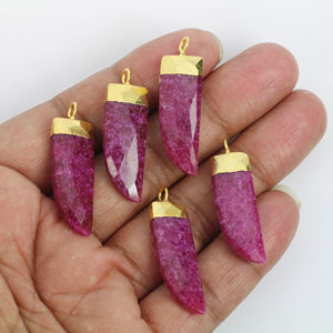 Pendentif plat vintage plaqué or plaqué à facettes teintées en rubis corne arc-en-ciel en forme de pointe fêtes en pierres précieuses - Product Image 6