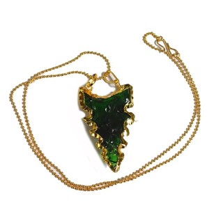 Collier en pierres naturelles de guérison avec des pointes de flèches en verre vert américain classique de la meilleure qualité - Product Image 1