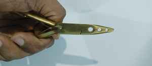 Pinzas Profesionales Obexa OBP-0394 de Acero Inoxidable Quirúrgico Chapado en Oro de 24k con 3 Orificios para Extensiones de Cabello con Encaje - Product Image 4