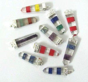 Achetez en ligne des pendentifs pointus multi-pierres : Pendentifs pointus multi-pierres en vente - Product Image 1