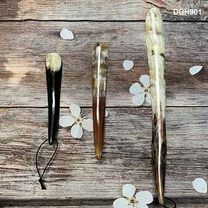 Chausse-pied à long manche avec conception en corne de boeuf pour porter des chaussures en plastique, métal, bois, laiton - Product Image 1